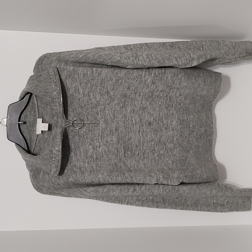 Gorgeous Heather Gray H & M Pullover Sweater with Partial Zipper sz Medium